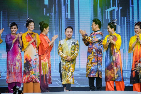 Thái Tuấn trình làng BST mới tại lễ hội áo dài TP.HCM 2022 - Ảnh 5. Thái Tuấn trình làng BST mới tại lễ hội áo dài TP.HCM 2022 - Ảnh 5.