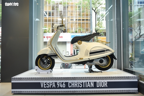 Dân buôn hét giá xe máy Vespa 946 Christian Dior gần 1 tỉ đồng tại Việt Nam - Ảnh 4. Dân buôn hét giá xe máy Vespa 946 Christian Dior gần 1 tỉ đồng tại Việt Nam - Ảnh 4.