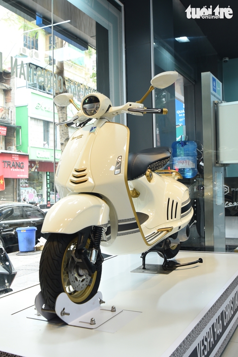 Dân buôn hét giá xe máy Vespa 946 Christian Dior gần 1 tỉ đồng tại Việt Nam - Ảnh 2. Dân buôn hét giá xe máy Vespa 946 Christian Dior gần 1 tỉ đồng tại Việt Nam - Ảnh 2.