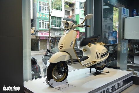 Dân buôn hét giá xe máy Vespa 946 Christian Dior gần 1 tỉ đồng tại Việt Nam - Ảnh 1. Dân buôn hét giá xe máy Vespa 946 Christian Dior gần 1 tỉ đồng tại Việt Nam - Ảnh 1.
