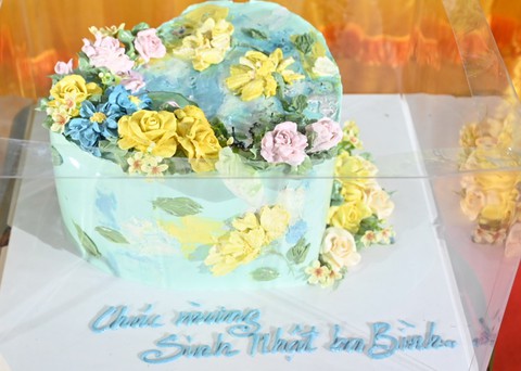 Hoa và bánh sinh nhật bên cạnh hoa tang - Ảnh 3. Hoa và bánh sinh nhật bên cạnh hoa tang - Ảnh 3.