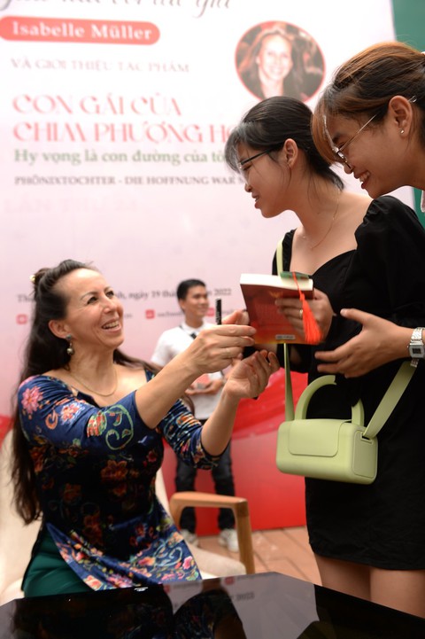 Con gái của chim phượng hoàng - Kỳ 2: Tôi cầu xin Chúa trừng phạt bố - Ảnh 2. Con gái của chim phượng hoàng - Kỳ 2: Tôi cầu xin Chúa trừng phạt bố - Ảnh 2.