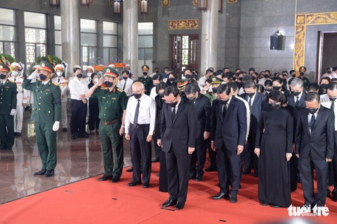 Lãnh đạo viết sổ tang thương tiếc cán bộ trẻ năng động, tận tụy Lê Hòa Bình - Ảnh 1. Lãnh đạo viết sổ tang thương tiếc cán bộ trẻ năng động, tận tụy Lê Hòa Bình - Ảnh 1.