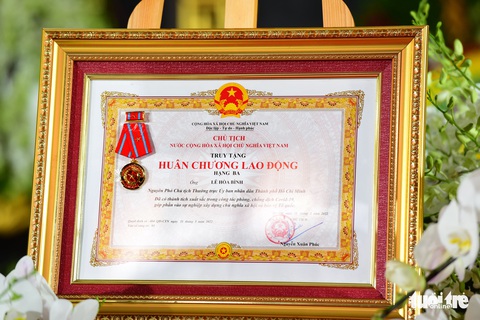 Hoa và bánh sinh nhật bên cạnh hoa tang - Ảnh 2. Hoa và bánh sinh nhật bên cạnh hoa tang - Ảnh 2.