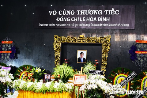 Hoa và bánh sinh nhật bên cạnh hoa tang - Ảnh 1. Hoa và bánh sinh nhật bên cạnh hoa tang - Ảnh 1.