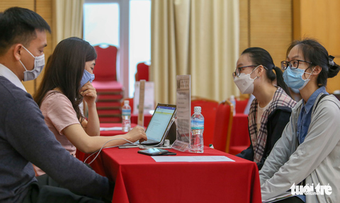 Ngành dịch vụ khởi sắc, học sinh lớp 10 cũng tìm được việc part-time - Ảnh 1. Ngành dịch vụ khởi sắc, học sinh lớp 10 cũng tìm được việc part-time - Ảnh 1.