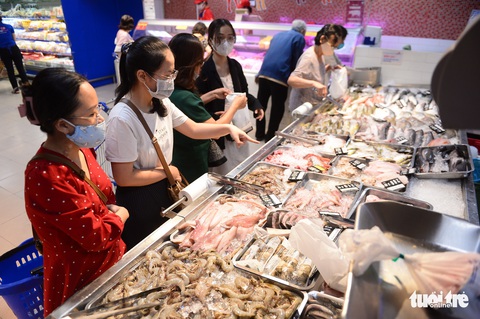 Siêu thị nỗ lực kềm giá mặt hàng thiết yếu - Ảnh 1. Siêu thị nỗ lực kềm giá mặt hàng thiết yếu - Ảnh 1.