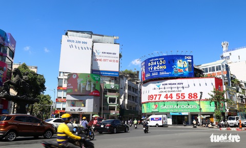 Quảng cáo ngoài trời trái phép, khó xử lý - Ảnh 1. Quảng cáo ngoài trời trái phép, khó xử lý - Ảnh 1.