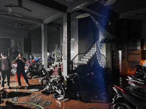 Một phụ nữ nghi phóng hỏa nhà trọ 6 tầng làm 1 người chết, 5 người bị thương - Ảnh 2. Một phụ nữ nghi phóng hỏa nhà trọ 6 tầng làm 1 người chết, 5 người bị thương - Ảnh 2.