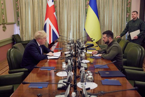 Thủ tướng Anh bất ngờ đến Kiev gặp Tổng thống Zelensky, hứa cung cấp xe bọc thép, tên lửa - Ảnh 1. Thủ tướng Anh bất ngờ đến Kiev gặp Tổng thống Zelensky, hứa cung cấp xe bọc thép, tên lửa - Ảnh 1.