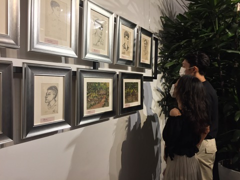 Hai bạn trẻ tái hiện triển lãm Huỳnh Phương Đông bên chiến hào - Ảnh 7. Hai bạn trẻ tái hiện triển lãm Huỳnh Phương Đông bên chiến hào - Ảnh 7.
