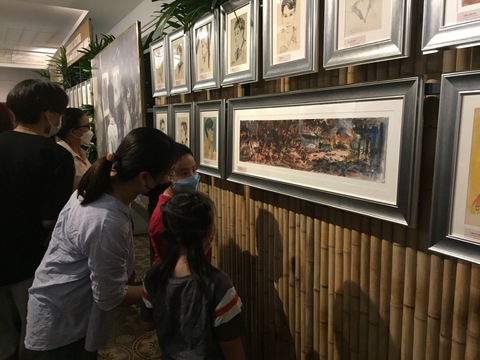 Hai bạn trẻ tái hiện triển lãm Huỳnh Phương Đông bên chiến hào - Ảnh 8. Hai bạn trẻ tái hiện triển lãm Huỳnh Phương Đông bên chiến hào - Ảnh 8.