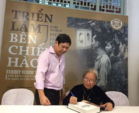 Hai bạn trẻ tái hiện triển lãm Huỳnh Phương Đông bên chiến hào - Ảnh 6. Hai bạn trẻ tái hiện triển lãm Huỳnh Phương Đông bên chiến hào - Ảnh 6.