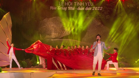 Lễ hội tình yêu Hòn Trống Mái khởi đầu mùa du lịch hè Sầm Sơn năm 2022 - Ảnh 1. Lễ hội tình yêu Hòn Trống Mái khởi đầu mùa du lịch hè Sầm Sơn năm 2022 - Ảnh 1.