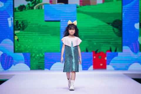 Gia đình Thúy Diễm, Khánh Đơn... kêu gọi bảo vệ quyền trẻ em qua thời trang - Ảnh 1. Gia đình Thúy Diễm, Khánh Đơn... kêu gọi bảo vệ quyền trẻ em qua thời trang - Ảnh 1.