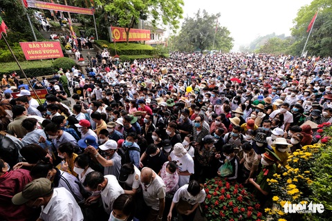 Hàng trăm ngàn dân đổ về đền Hùng dự Quốc lễ - Ảnh 1. Hàng trăm ngàn dân đổ về đền Hùng dự Quốc lễ - Ảnh 1.