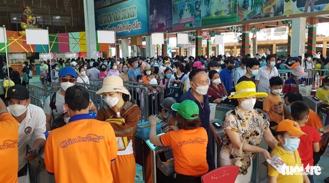 Khu vui chơi, mua sắm ở TP.HCM đông như hội - Ảnh 1. Khu vui chơi, mua sắm ở TP.HCM đông như hội - Ảnh 1.