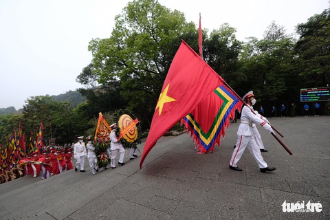 Chủ tịch nước dâng hương giỗ Tổ Hùng Vương - Ảnh 3. Chủ tịch nước dâng hương giỗ Tổ Hùng Vương - Ảnh 3.