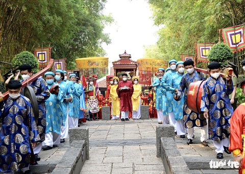 Lãnh đạo TP.HCM và hàng ngàn người dân dâng hương giỗ Tổ Hùng Vương - Ảnh 1. Lãnh đạo TP.HCM và hàng ngàn người dân dâng hương giỗ Tổ Hùng Vương - Ảnh 1.