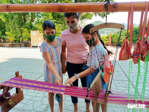 Hàng ngàn du khách đến Nha Trang, chen nhau ra đảo - Ảnh 6. Hàng ngàn du khách đến Nha Trang, chen nhau ra đảo - Ảnh 6.