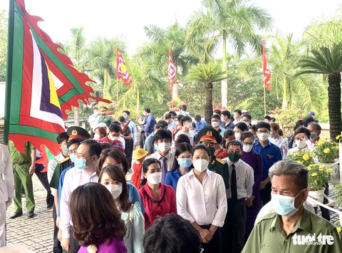 Lãnh đạo TP.HCM và hàng ngàn người dân dâng hương giỗ Tổ Hùng Vương - Ảnh 5. Lãnh đạo TP.HCM và hàng ngàn người dân dâng hương giỗ Tổ Hùng Vương - Ảnh 5.