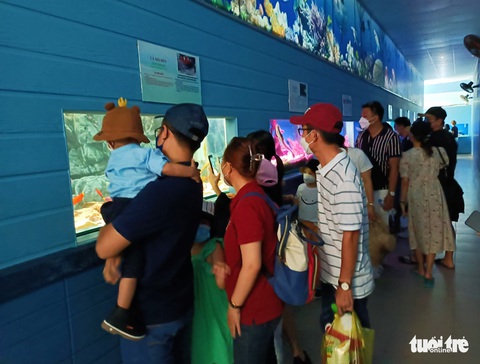 Hàng ngàn du khách đến Nha Trang, chen nhau ra đảo - Ảnh 8. Hàng ngàn du khách đến Nha Trang, chen nhau ra đảo - Ảnh 8.