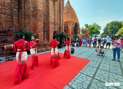 Hàng ngàn du khách đến Nha Trang, chen nhau ra đảo - Ảnh 5. Hàng ngàn du khách đến Nha Trang, chen nhau ra đảo - Ảnh 5.