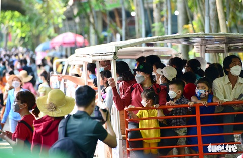 Người dân chen chân đi chơi lễ ở Thảo cầm viên - Ảnh 10. Người dân chen chân đi chơi lễ ở Thảo cầm viên - Ảnh 10.