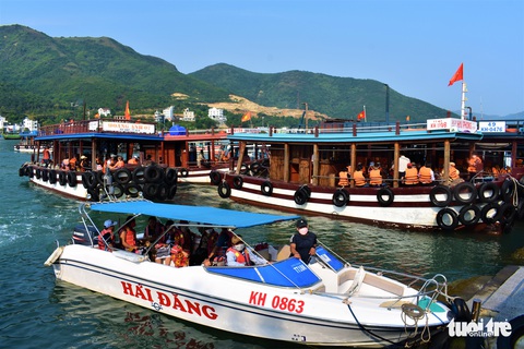 Hàng ngàn du khách đến Nha Trang, chen nhau ra đảo - Ảnh 3. Hàng ngàn du khách đến Nha Trang, chen nhau ra đảo - Ảnh 3.