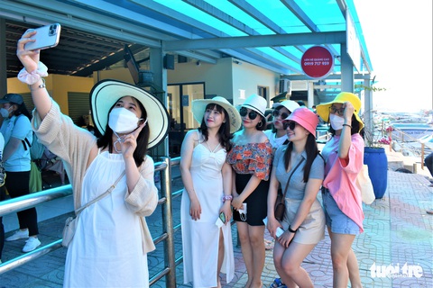 Hàng ngàn du khách đến Nha Trang, chen nhau ra đảo - Ảnh 1. Hàng ngàn du khách đến Nha Trang, chen nhau ra đảo - Ảnh 1.