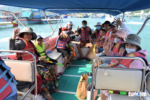 Hàng ngàn du khách đến Nha Trang, chen nhau ra đảo - Ảnh 4. Hàng ngàn du khách đến Nha Trang, chen nhau ra đảo - Ảnh 4.