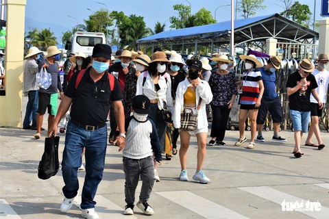 Hàng ngàn du khách đến Nha Trang, chen nhau ra đảo - Ảnh 2. Hàng ngàn du khách đến Nha Trang, chen nhau ra đảo - Ảnh 2.