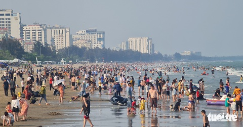 Các khu du lịch biển ở Thanh Hóa kín du khách - Ảnh 1. Các khu du lịch biển ở Thanh Hóa kín du khách - Ảnh 1.