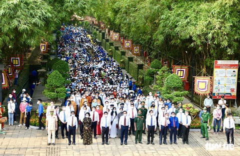 Lãnh đạo TP.HCM và hàng ngàn người dân dâng hương giỗ Tổ Hùng Vương - Ảnh 3. Lãnh đạo TP.HCM và hàng ngàn người dân dâng hương giỗ Tổ Hùng Vương - Ảnh 3.