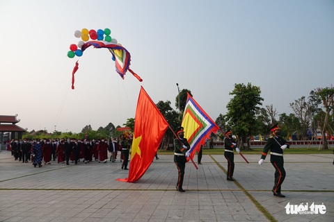 Hàng ngàn người miền Tây dự lễ giỗ Tổ Hùng Vương tại đền thờ mới khánh thành - Ảnh 2. Hàng ngàn người miền Tây dự lễ giỗ Tổ Hùng Vương tại đền thờ mới khánh thành - Ảnh 2.