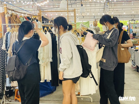 Khu vui chơi, mua sắm ở TP.HCM đông như hội - Ảnh 6. Khu vui chơi, mua sắm ở TP.HCM đông như hội - Ảnh 6.