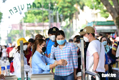 Người dân chen chân đi chơi lễ ở Thảo cầm viên - Ảnh 2. Người dân chen chân đi chơi lễ ở Thảo cầm viên - Ảnh 2.