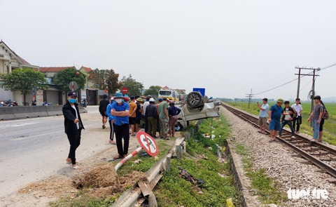 Cố băng qua đường sắt, xe bán tải bị tông nát - Ảnh 3. Cố băng qua đường sắt, xe bán tải bị tông nát - Ảnh 3.