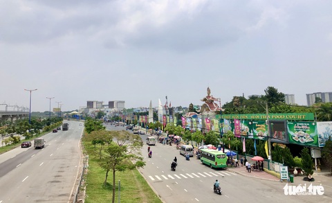 Đường phố TP.HCM, Đồng Nai thông thoáng trong ngày lễ giỗ Tổ - Ảnh 4. Đường phố TP.HCM, Đồng Nai thông thoáng trong ngày lễ giỗ Tổ - Ảnh 4.