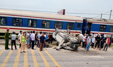 Cố băng qua đường sắt, xe bán tải bị tông nát - Ảnh 2. Cố băng qua đường sắt, xe bán tải bị tông nát - Ảnh 2.