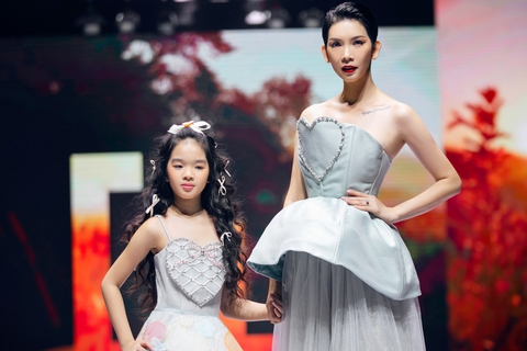Gia đình Thúy Diễm, Khánh Đơn... kêu gọi bảo vệ quyền trẻ em qua thời trang - Ảnh 2. Gia đình Thúy Diễm, Khánh Đơn... kêu gọi bảo vệ quyền trẻ em qua thời trang - Ảnh 2.