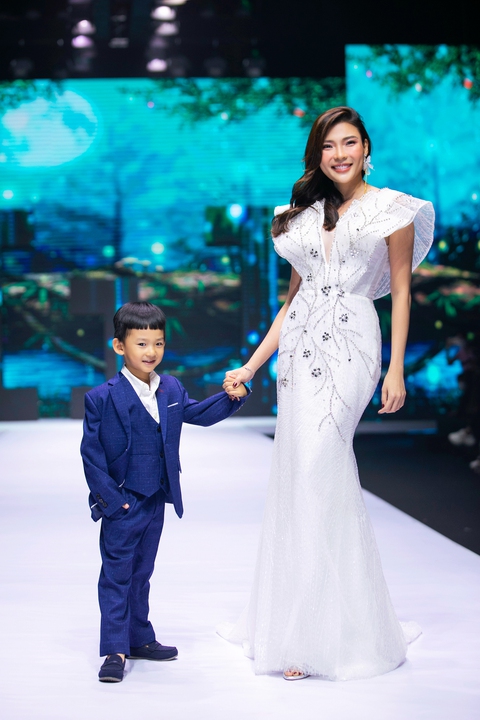 Gia đình Thúy Diễm, Khánh Đơn... kêu gọi bảo vệ quyền trẻ em qua thời trang - Ảnh 3. Gia đình Thúy Diễm, Khánh Đơn... kêu gọi bảo vệ quyền trẻ em qua thời trang - Ảnh 3.