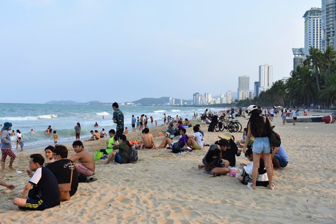 Biển Nha Trang kín khách chơi lễ - Ảnh 1. Biển Nha Trang kín khách chơi lễ - Ảnh 1.