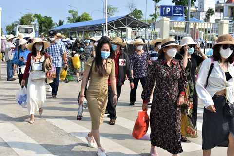 Biển Nha Trang kín khách chơi lễ - Ảnh 2. Biển Nha Trang kín khách chơi lễ - Ảnh 2.