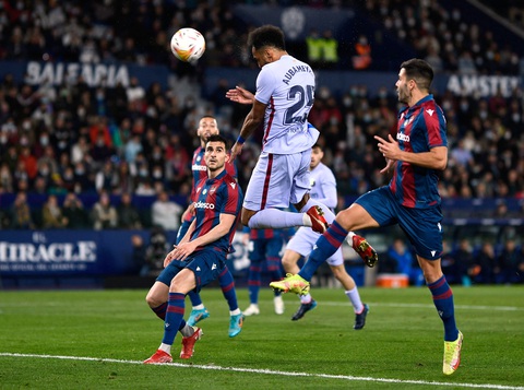 Barca thắng nghẹt thở dù 3 lần bị thổi phạt đền - Ảnh 2. Barca thắng nghẹt thở dù 3 lần bị thổi phạt đền - Ảnh 2.