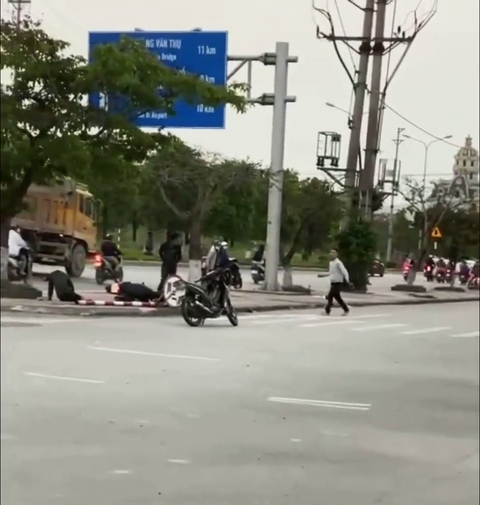 Xác minh vụ hàng chục thanh niên hỗn chiến tại khu đô thị Our City - Ảnh 2. Xác minh vụ hàng chục thanh niên hỗn chiến tại khu đô thị Our City - Ảnh 2.
