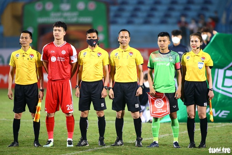 Trọng tài nữ xuất hiện tại Cúp quốc gia 2022 - Ảnh 2. Trọng tài nữ xuất hiện tại Cúp quốc gia 2022 - Ảnh 2.