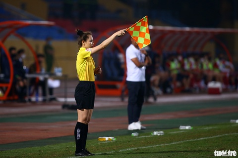Trọng tài nữ xuất hiện tại Cúp quốc gia 2022 - Ảnh 5. Trọng tài nữ xuất hiện tại Cúp quốc gia 2022 - Ảnh 5.