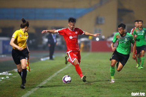 Trọng tài nữ xuất hiện tại Cúp quốc gia 2022 - Ảnh 6. Trọng tài nữ xuất hiện tại Cúp quốc gia 2022 - Ảnh 6.