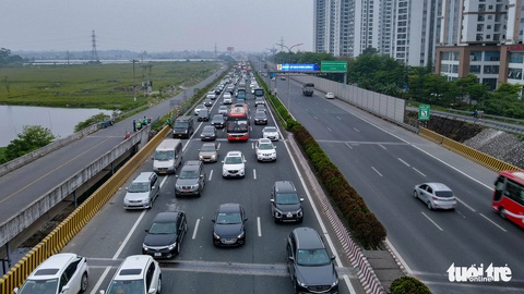 Chiều nay 11-4, xe cộ xếp hàng dài ở cửa ngõ vào Hà Nội - Ảnh 4. Chiều nay 11-4, xe cộ xếp hàng dài ở cửa ngõ vào Hà Nội - Ảnh 4.